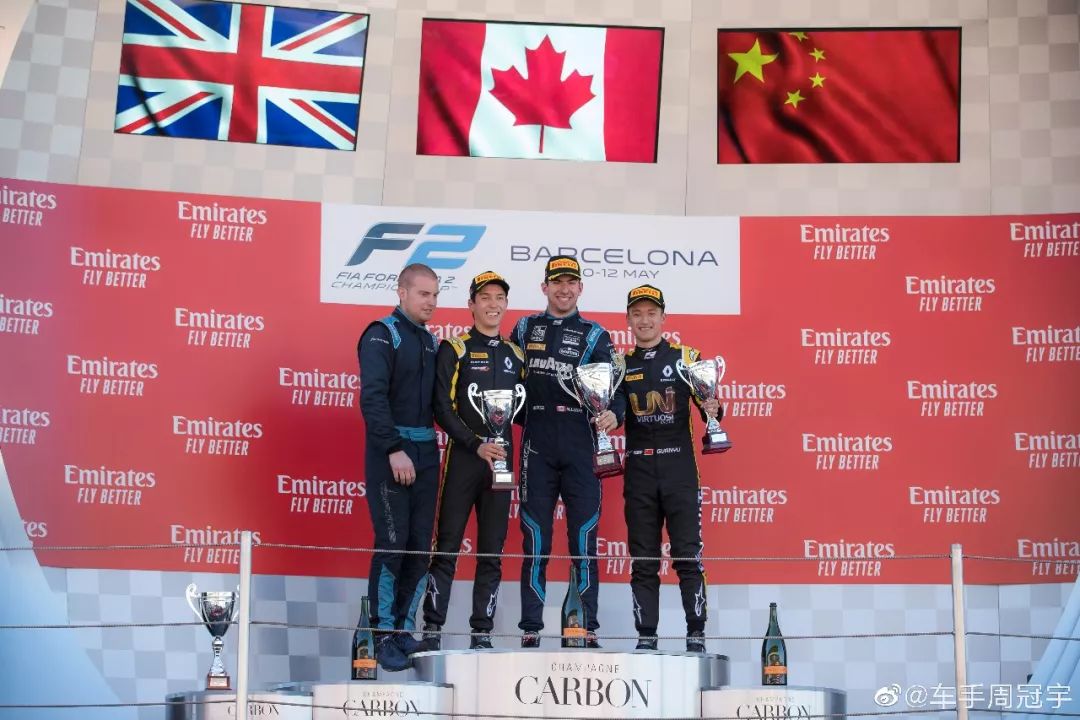 尼日利亚越野跑选手奔向胜利，登领奖台的简单介绍