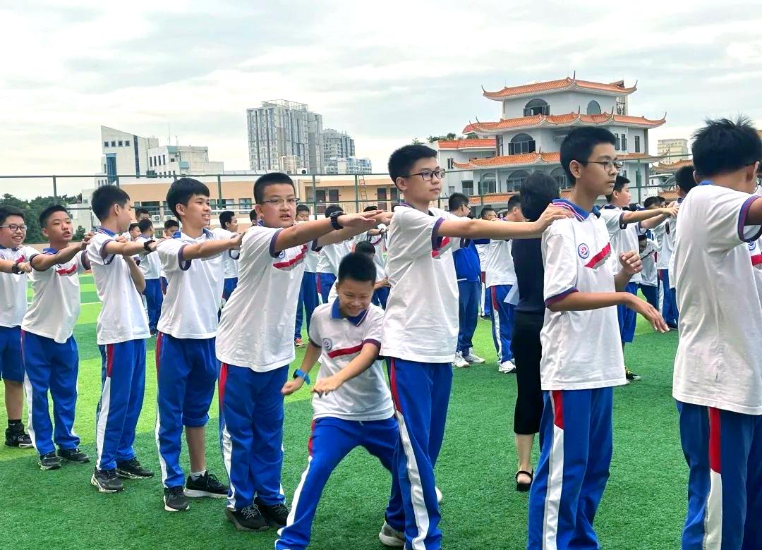 男子团体接力赛呈现激烈角逐