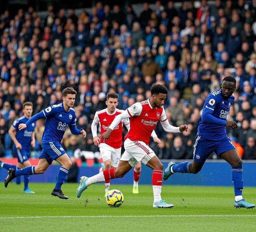 近期足球比赛精彩激烈，球队竞技巅峰对决