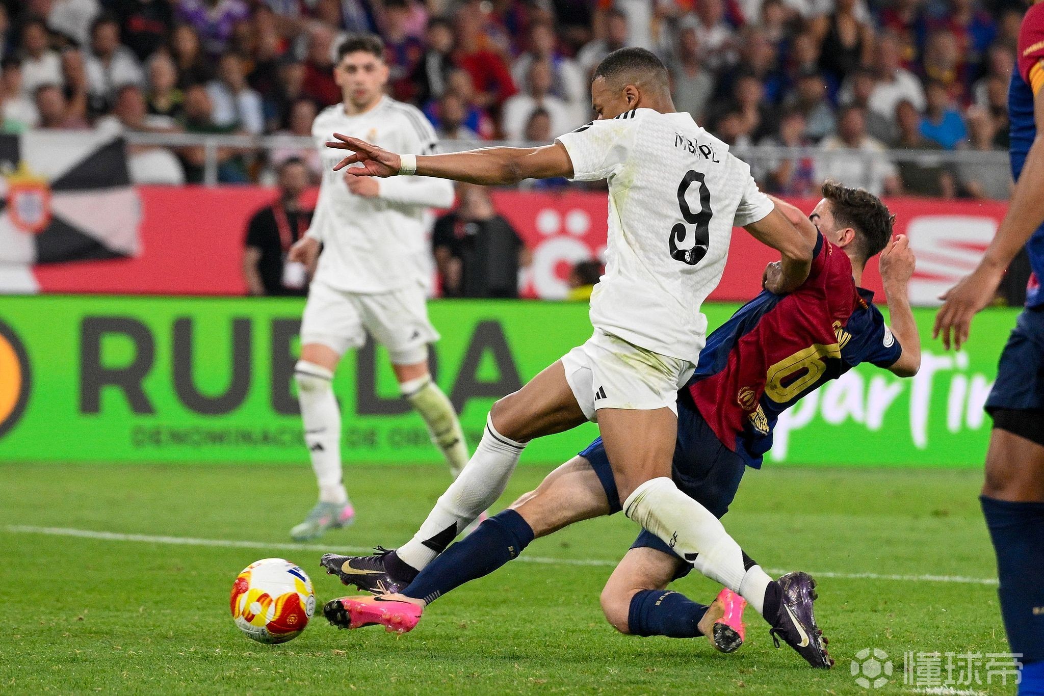 西班牙队员实力突出，助力团队获胜