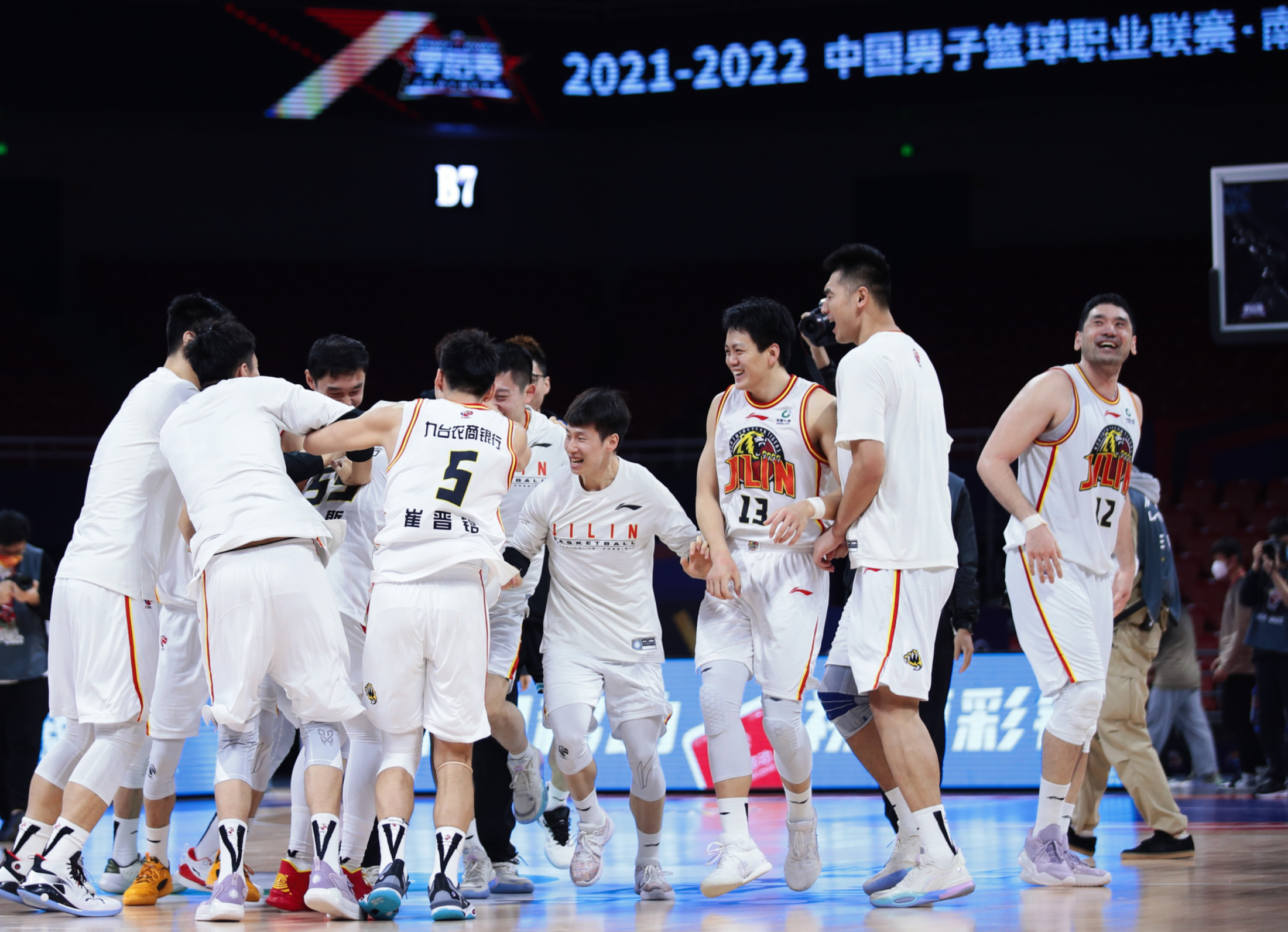 比赛中球队发挥稳定，取得胜利