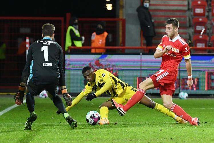 半岛体育在线登录-斯图加特主场大败，降级风险加大