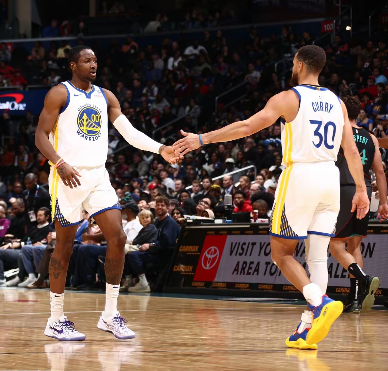 半岛体育新闻-独行侠擒勇士，唐斯大战库里获得关键胜利