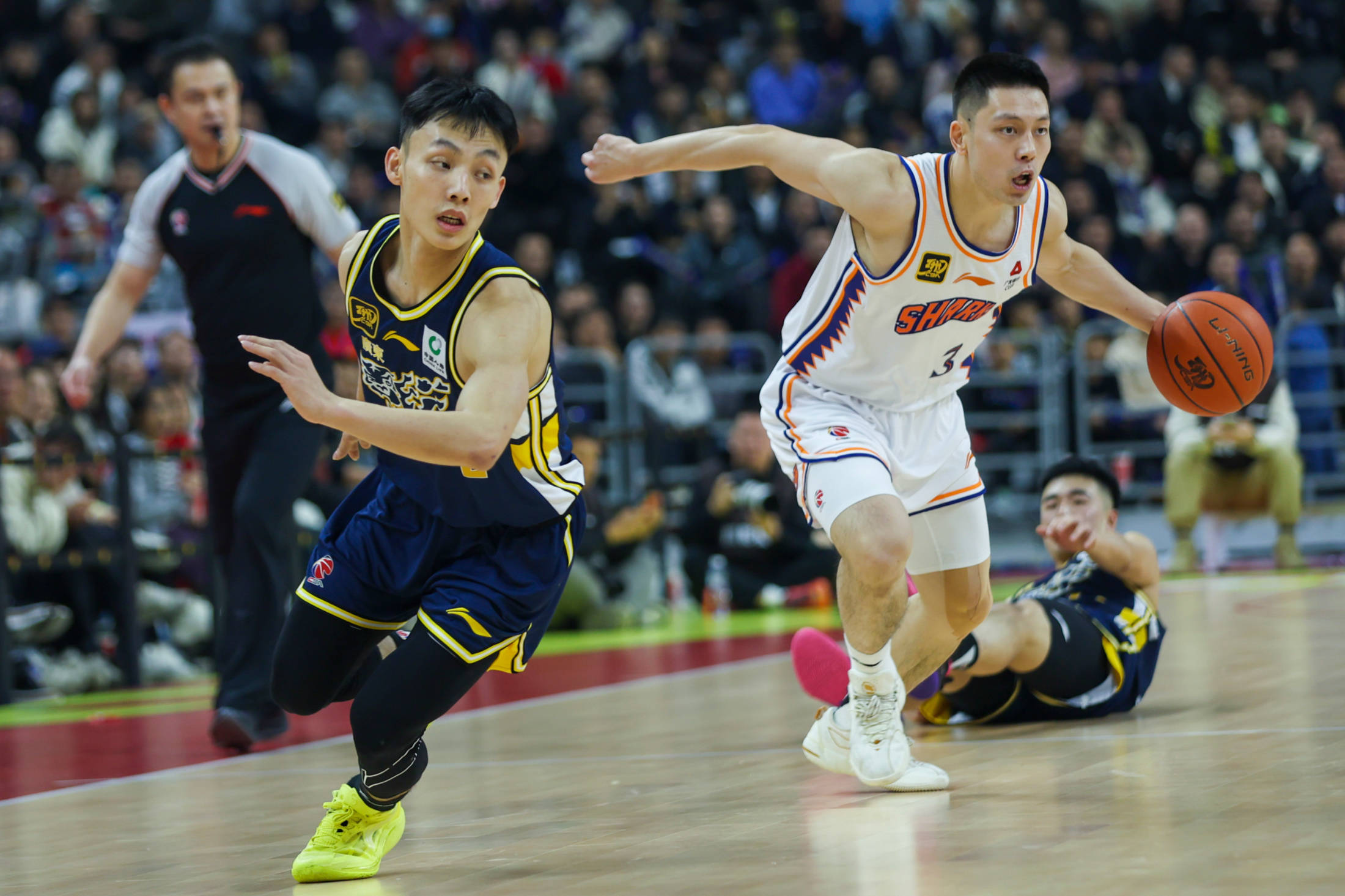 一支实力强劲的球队在比赛中轻松获胜